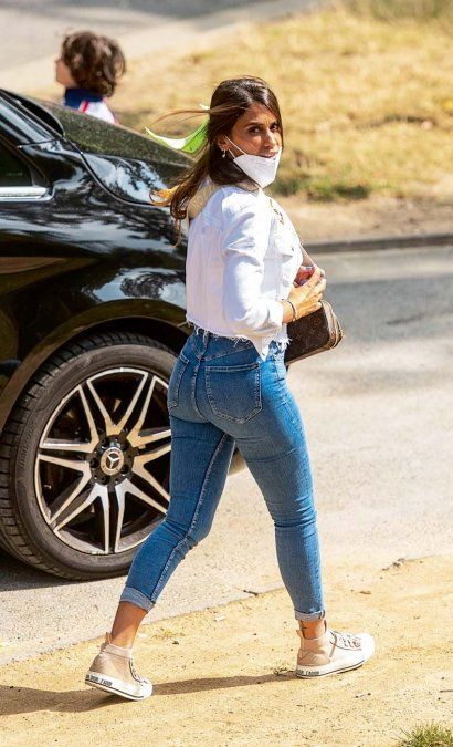 El lujoso look de Antonela Roccuzzo por las calles de París. 