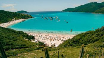 El fenómeno de surgencia en Arraial do Cabo permite que el agua mantenga una claridad excepcional, convirtiendo a esta zona en la capital del buceo en Brasil.