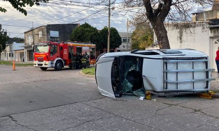 La camioneta se llevó la peor parte en el accidente tras volcar. La camioneta se llevó la peor parte en el accidente tras volcar.