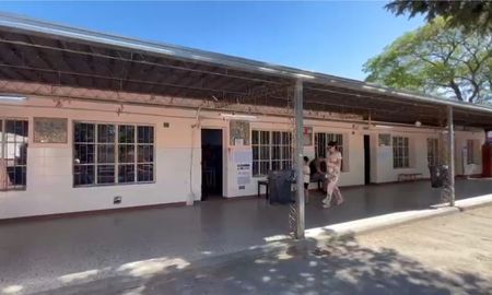La jornada electoral en la Escuela Bustamante transcurre sin incidentes, con una participación moderada que se espera incremente a medida que avance el día. La jornada electoral en la Escuela Bustamante transcurre sin incidentes, con una participación moderada que se espera incremente a medida que avance el día.