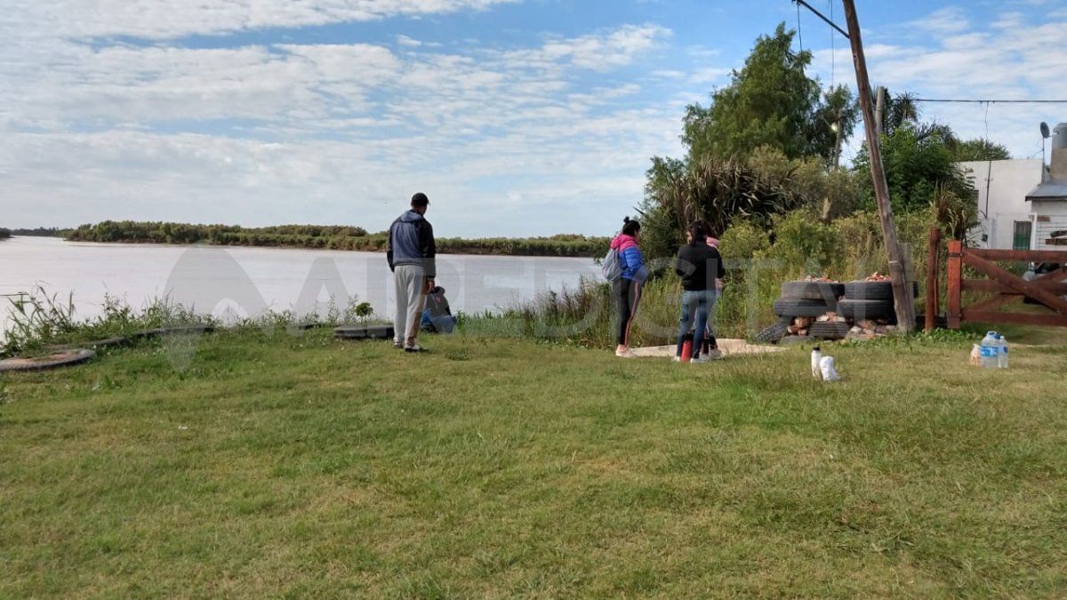 Familiares y compañeros de Eduardo Funes aguardan novedades en medio del operativo de rastrillaje