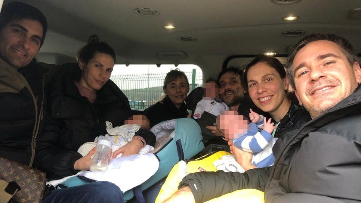 Cinco familias argentinas y sus bebés recién nacidos