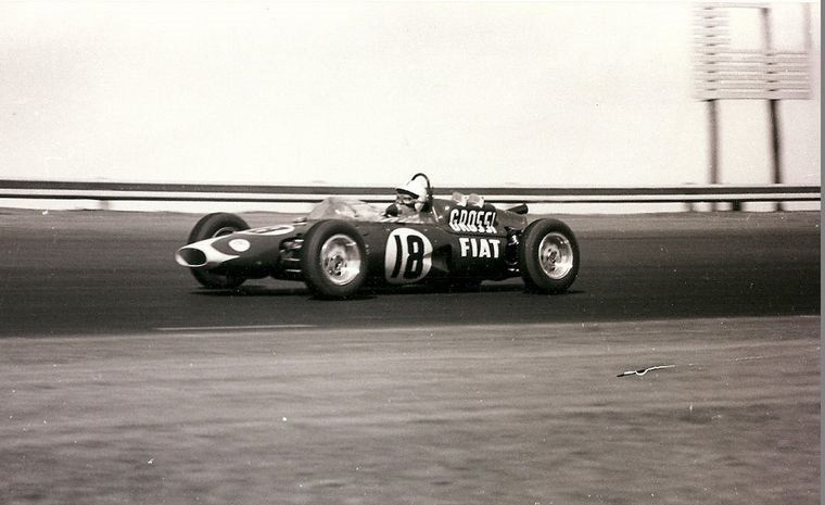 En 1966, Reutemann debutó en la Mecánica Argentina Fórmula 1 en las 500 Millas de Rafaela, con el De Tomaso-Fiat que los Grossi prepararon para él. En su primera prueba con un monoposto, y finalizó 5º.