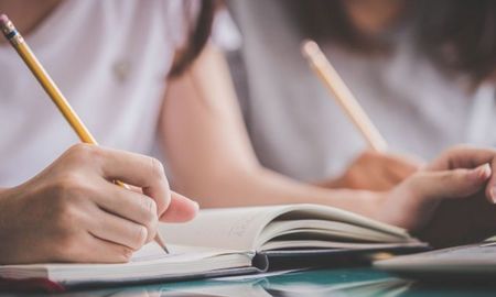 A pesar de que las mujeres terminan en mayor proporción la secundaria y la universidad, el salario de ellas es entre un 22% y un 27% menor que el de los hombres. A pesar de que las mujeres terminan en mayor proporción la secundaria y la universidad, el salario de ellas es entre un 22% y un 27% menor que el de los hombres.