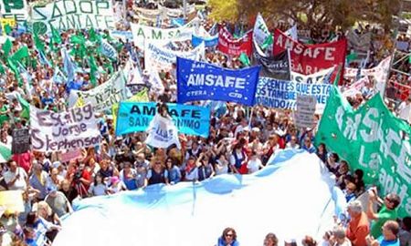 Tras el desarrollo de dos paros, los gremios Amsafe y Sadop decretaron tres nuevos paros: este viernes 19, y otros dos paros - de 72 horas- del martes 23 hasta el jueves 25, y del martes 30 de agosto al 1° de septiembre. Tras el desarrollo de dos paros, los gremios Amsafe y Sadop decretaron tres nuevos paros: este viernes 19, y otros dos paros - de 72 horas- del martes 23 hasta el jueves 25, y del martes 30 de agosto al 1° de septiembre.