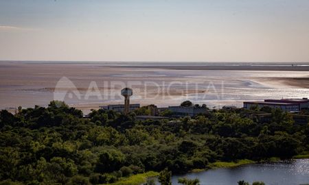 Desde el Hotel UNL-ATE se observa cómo se ensancharon los bancos de arena en la laguna Setúbal. Desde el Hotel UNL-ATE se observa cómo se ensancharon los bancos de arena en la laguna Setúbal.