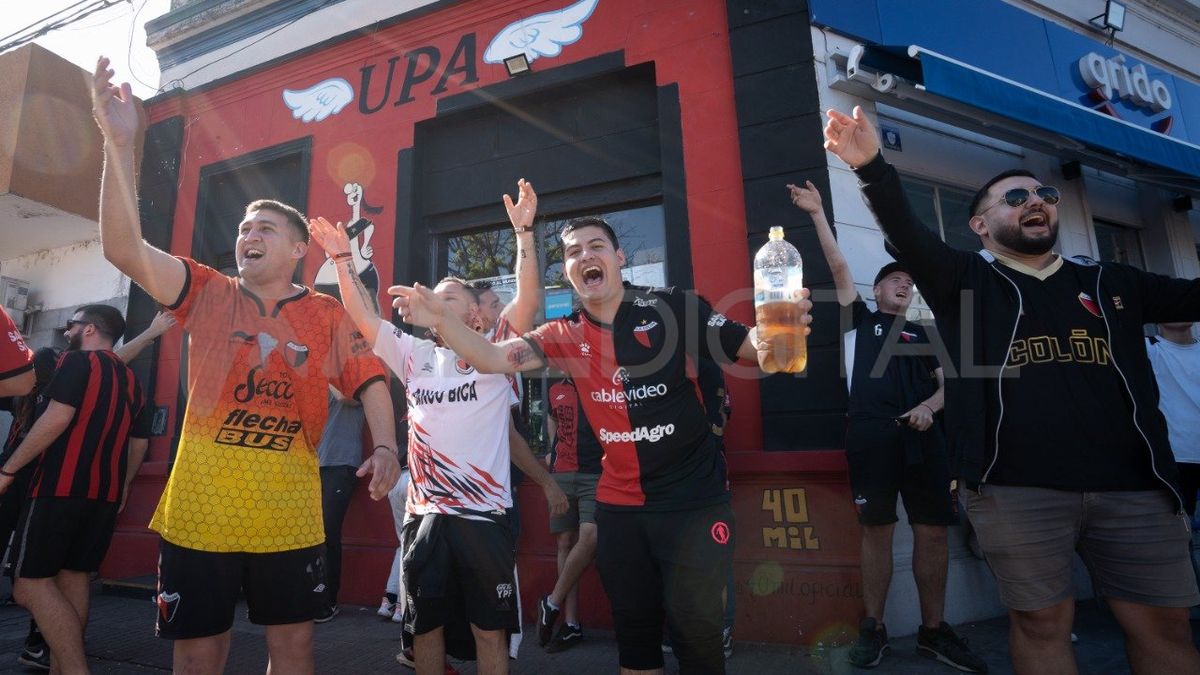 Hinchas de Colón se manifestaron en inmediaciones del Estadio Brigadier López para protestar contra la decisión del Ministerio de Seguridad de que el partido ante Argentinos se juegue a puertas cerradas.