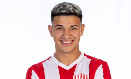 El defensor surgido en las canteras de Unión, Lucas Esquivel, fue citado por Lionel Scaloni para el comienzo de las Eliminatorias Sudamericanas. El defensor surgido en las canteras de Unión, Lucas Esquivel, fue citado por Lionel Scaloni para el comienzo de las Eliminatorias Sudamericanas.