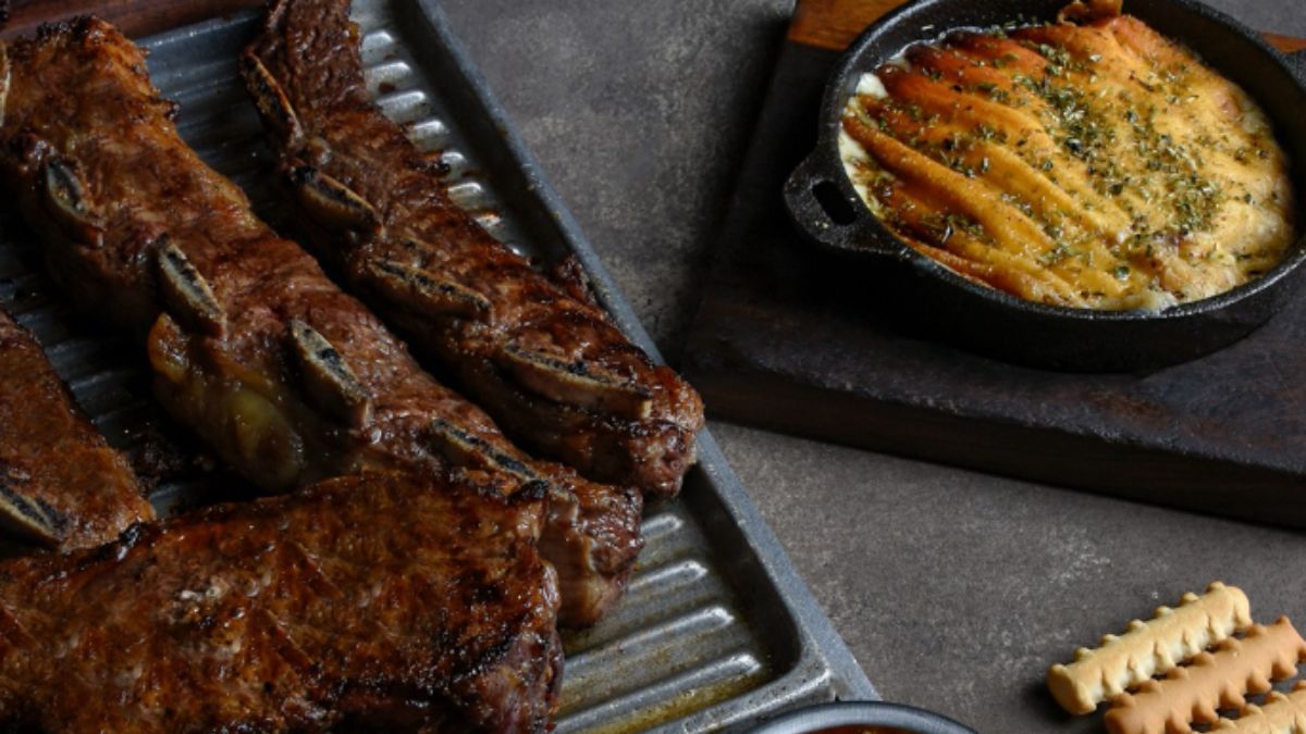 Las parrillas clásicas de la ciudad, como Pericich o El Chaltén, mantienen la técnica del asado a la estaca y el uso de leña de quebracho, una herencia del campo santafesino que hoy atrae a miles de turistas cada fin de semana largo.