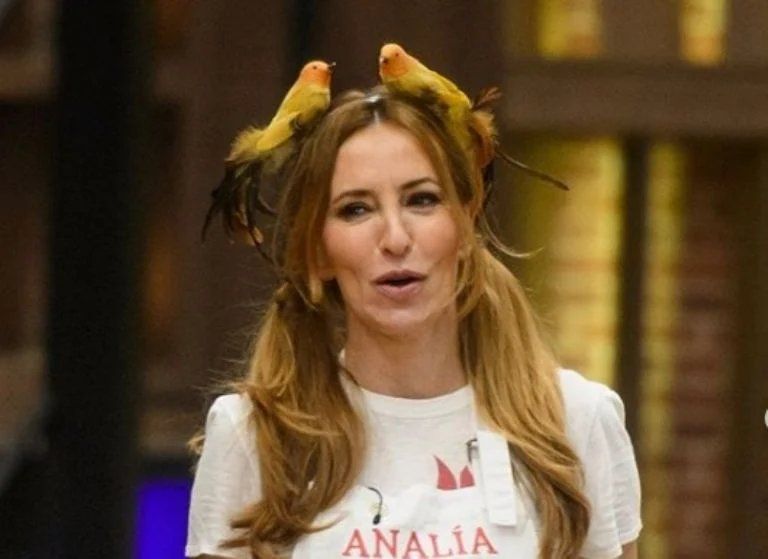 Analía Franchin con los pájaros. 