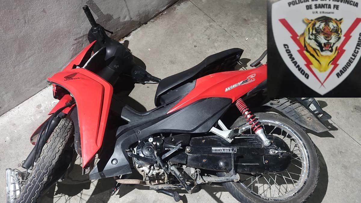 La motocicleta Honda, modelo Wave, protagonista del accidente de tránsito en el kilómetro 4 de la autopista Rosario - Santa Fe. La motocicleta Honda, modelo Wave, protagonista del accidente de tránsito en el kilómetro 4 de la autopista Rosario - Santa Fe.