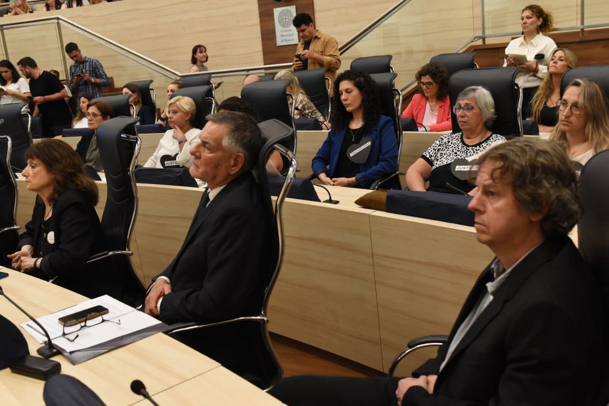 La presidenta del Concejo Municipal de Rosario, María Eugenia Schmuck, expresó el agradecimiento a las diputadas y diputados nacionales que integran esta comisión. La presidenta del Concejo Municipal de Rosario, María Eugenia Schmuck, expresó el agradecimiento a las diputadas y diputados nacionales que integran esta comisión.