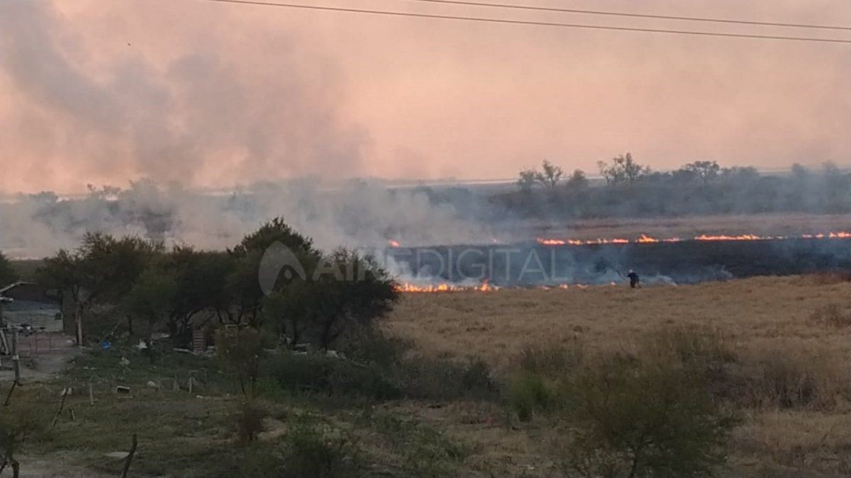 Juli&aacute;n Brochero inform&oacute; desde el m&oacute;vil de Aire de Santa Fe que el fuego amenaza a una de las viviendas ubicadas en cercan&iacute;as de la ruta nacional 168.