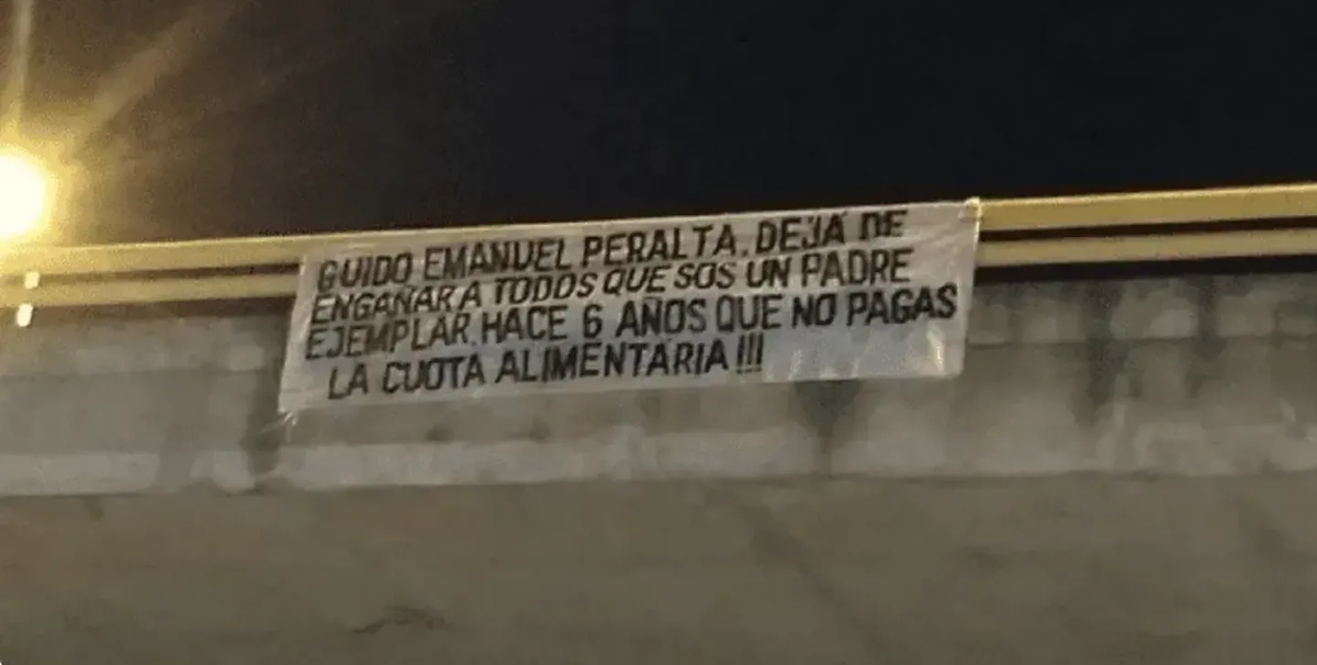 Le colgó un pasacalles a su ex y se volvió viral: Hace 6 años no pagas la cuota alimentaria