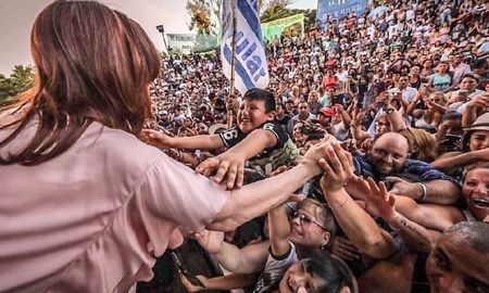 cristina kirchner y su saludo con criticas al gobierno de macri: ?no vayamos mas para atras? cristina kirchner y su saludo con criticas al gobierno de macri: ?no vayamos mas para atras?