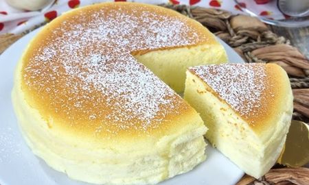 Una torta liviana y esponjosa que no lleva azúcar ni harina. Una torta liviana y esponjosa que no lleva azúcar ni harina.