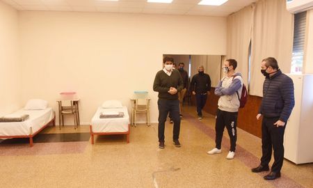 El intendente Pablo Javkin recorrió uno de los albergues inaugurados, dispuesto en el Club Atlético Provincial. El intendente Pablo Javkin recorrió uno de los albergues inaugurados, dispuesto en el Club Atlético Provincial.