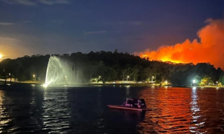 El fuego arrasa un amplio sector del Cerro de la Cruz y preocupa a toda la localidad serrana. El fuego arrasa un amplio sector del Cerro de la Cruz y preocupa a toda la localidad serrana.