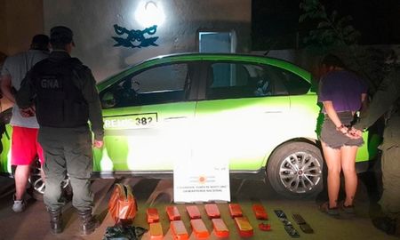 Los dos andaban con un bolso que tenía once panes de marihuana. Los dos andaban con un bolso que tenía once panes de marihuana.