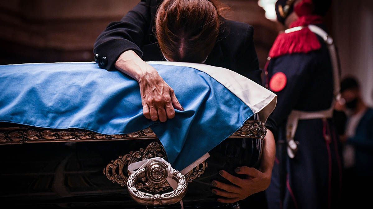 Zulemita Menem llora desconsolada en el féretro del expresidente.