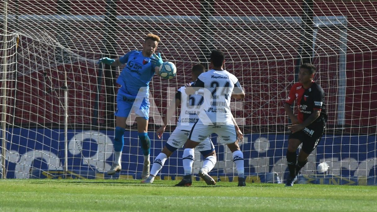 Leonardo Burián no puede controlar la pelota y Weigandt la empujó a la red para adelantar a Gimnasia sobre Colón.