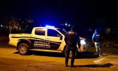 El hecho ocurrió esta madrugada, cerca de las 4, en un domicilio del sur marplatense, y la víctima fue identificada como el oficial Diego Rosales, quien prestaba servicios en la comisaría 5ta. de dicha ciudad de la costa atlántica de la provincia de Buenos Aires. El hecho ocurrió esta madrugada, cerca de las 4, en un domicilio del sur marplatense, y la víctima fue identificada como el oficial Diego Rosales, quien prestaba servicios en la comisaría 5ta. de dicha ciudad de la costa atlántica de la provincia de Buenos Aires.