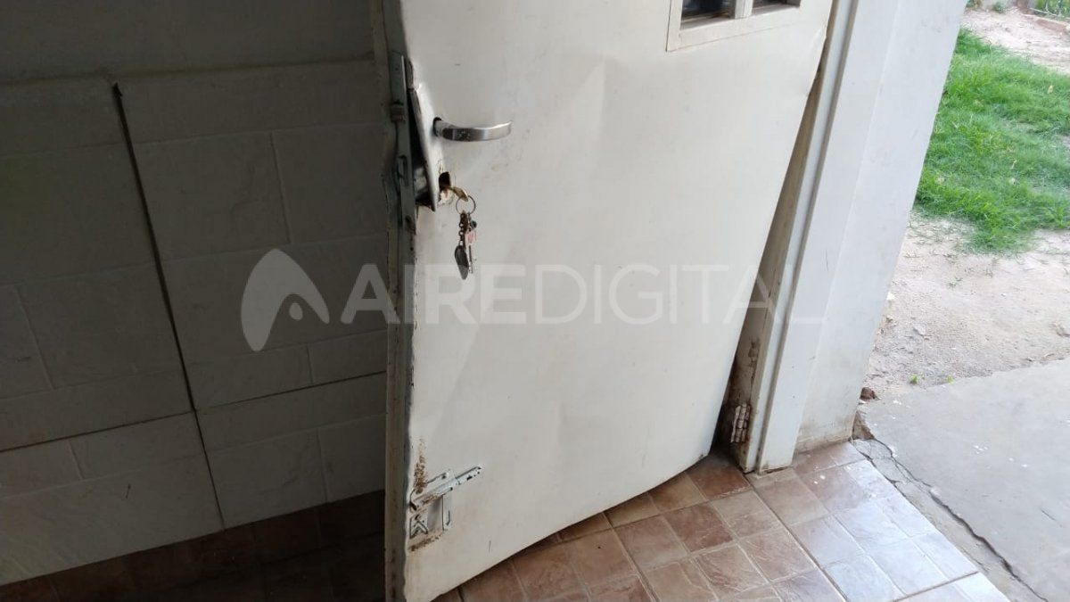 La puerta que barretearon los ladrones para entrar y cometer el robo en Zavalla 6900
