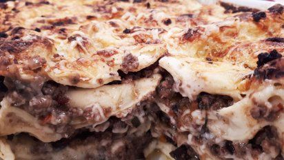 Lasagna de bolognesa y salsa blanca con queso