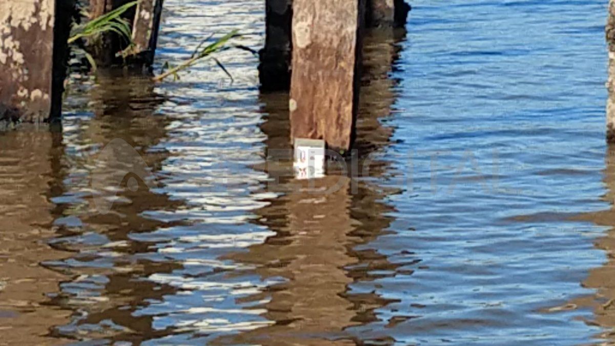 El móvil de Aire de Santa Fe estuvo en el hidrómetro ubicado en la zona del Dique 2, e informó que hay un leve repunte ya que el río marca que está entre 0.03 y 0.04.