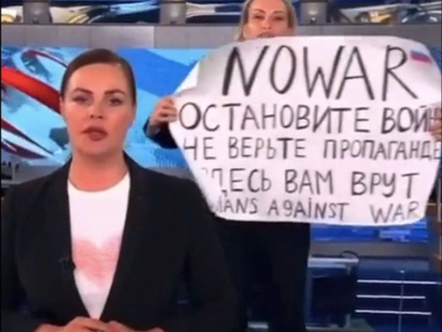 Una periodista irrumpió en la TV rusa con un cartel antibélico para despertar a un pueblo zombificado