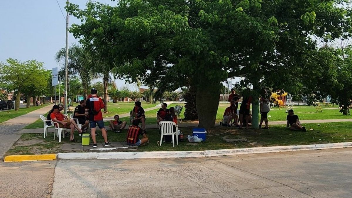 Los hinchas de Colón en Chaco para el partido contra Chaco For Ever. Los hinchas de Colón en Chaco para el partido contra Chaco For Ever.