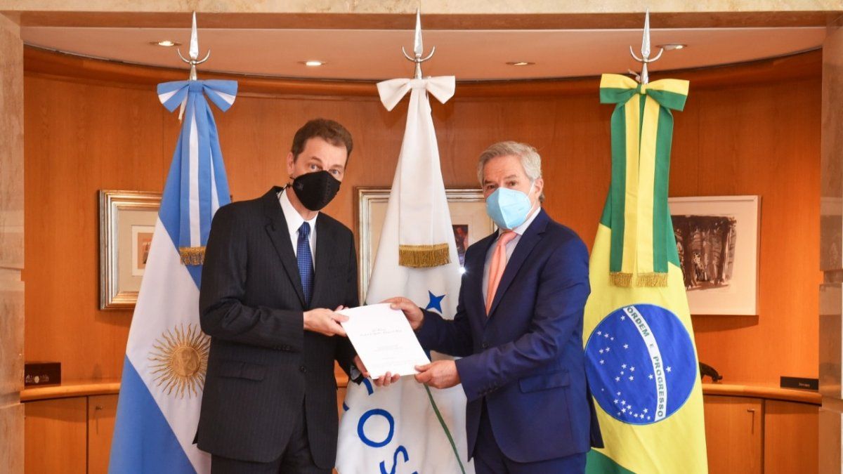 El embajador de Brasil en Argentina, Reinaldo José de Almeida Salgado, junto al canciller Felipe Solá. (Foto de archivo)