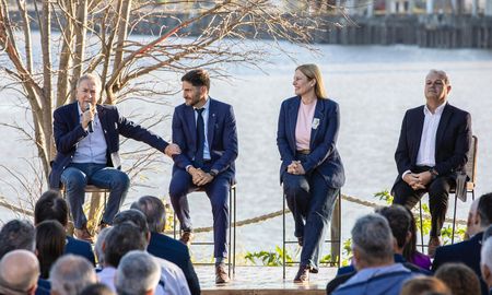 El acto se realizó en la parte exterior de un salón del Puerto de la ciudad de Santa Fe. El acto se realizó en la parte exterior de un salón del Puerto de la ciudad de Santa Fe.