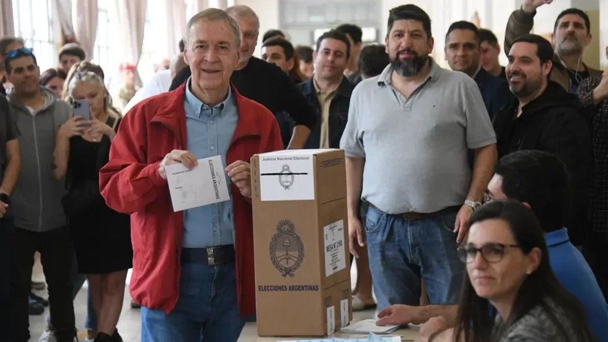 Juan Schiaretti votó en el Instituto Domingo Savio de la ciudad de Córdoba. Juan Schiaretti votó en el Instituto Domingo Savio de la ciudad de Córdoba.