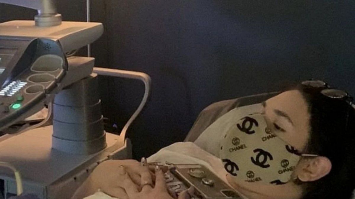 Se llama Mikey Chanel, tiene 18 años y nació con genitales masculinos