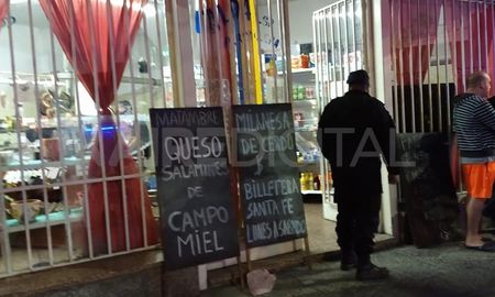 El violento asalto ocurrió en una tradicional carnicería que funciona hace 30 años en la esquina de López y Planes y Juan del Campillo, de barrio Barranquitas. El violento asalto ocurrió en una tradicional carnicería que funciona hace 30 años en la esquina de López y Planes y Juan del Campillo, de barrio Barranquitas.