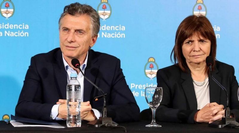 Patricia Bullrich le escribió una carta al juez de la causa para informarle que el expresidente, que debía declarar este jueves, volverá al país a fin de mes.
