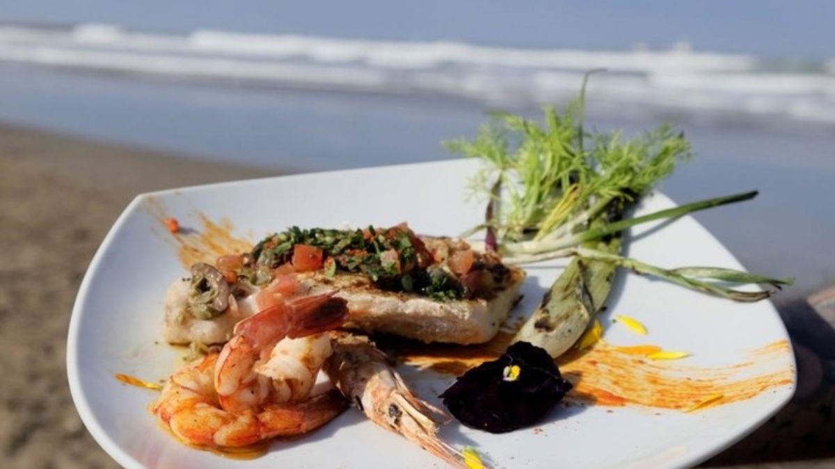 La ciudad despliega una oferta gastronómica inigualable de platos elaborados con pescados y mariscos. La ciudad despliega una oferta gastronómica inigualable de platos elaborados con pescados y mariscos.