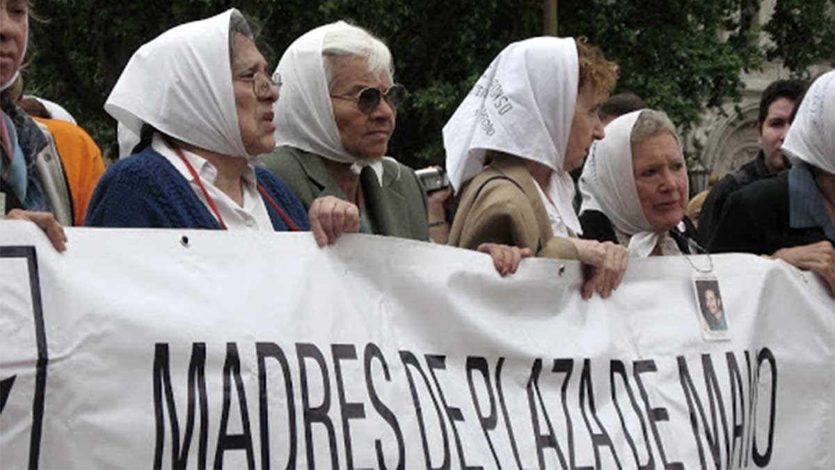 Las Madres de Plaza de Mayo cumplen 44 años y lo celebran con un acto virtual y banderas argentinas