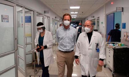 El subsecretario de Redes Asistenciales del Ministerio de Salud, Arturo Zúñiga, visita un hospital en Santiago de Chile El subsecretario de Redes Asistenciales del Ministerio de Salud, Arturo Zúñiga, visita un hospital en Santiago de Chile