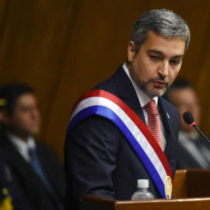 El presidente paraguayo despidió tres ministros y durante la noche del sábado marcharon frente a la residencia presidencial. 