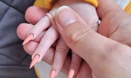 La mujer compartió el posteo sin saber la polémica que desataría por ponerle uñas postizas a su bebé.&nbsp;
