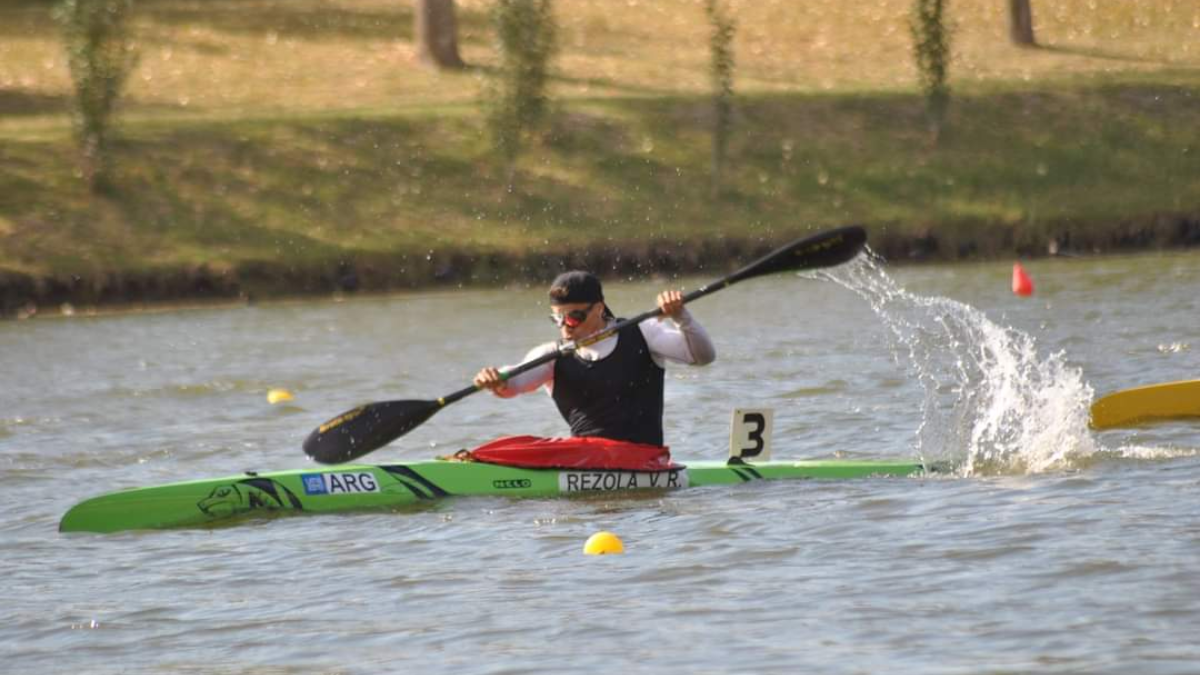 En el 2015 Rézola ganó una medalla de oro panamericana en Toronto y luego compitió solo en el bote en Río de Janeiro en 2016.