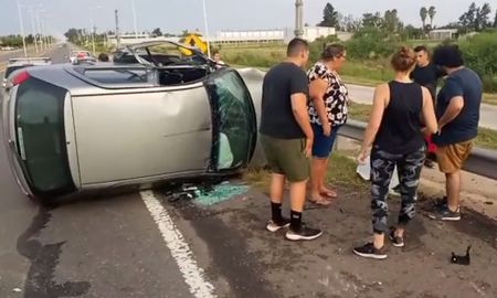 A pesar de la magnitud del accidente, la conductora resultó ilesa. A pesar de la magnitud del accidente, la conductora resultó ilesa.