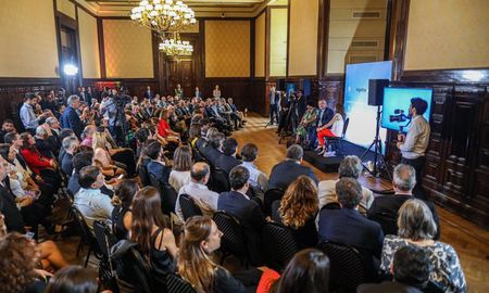 Alberto Fernández participó de la capacitación junto a personal de su gabinete y luego pronunció unas palabras. Alberto Fernández participó de la capacitación junto a personal de su gabinete y luego pronunció unas palabras.
