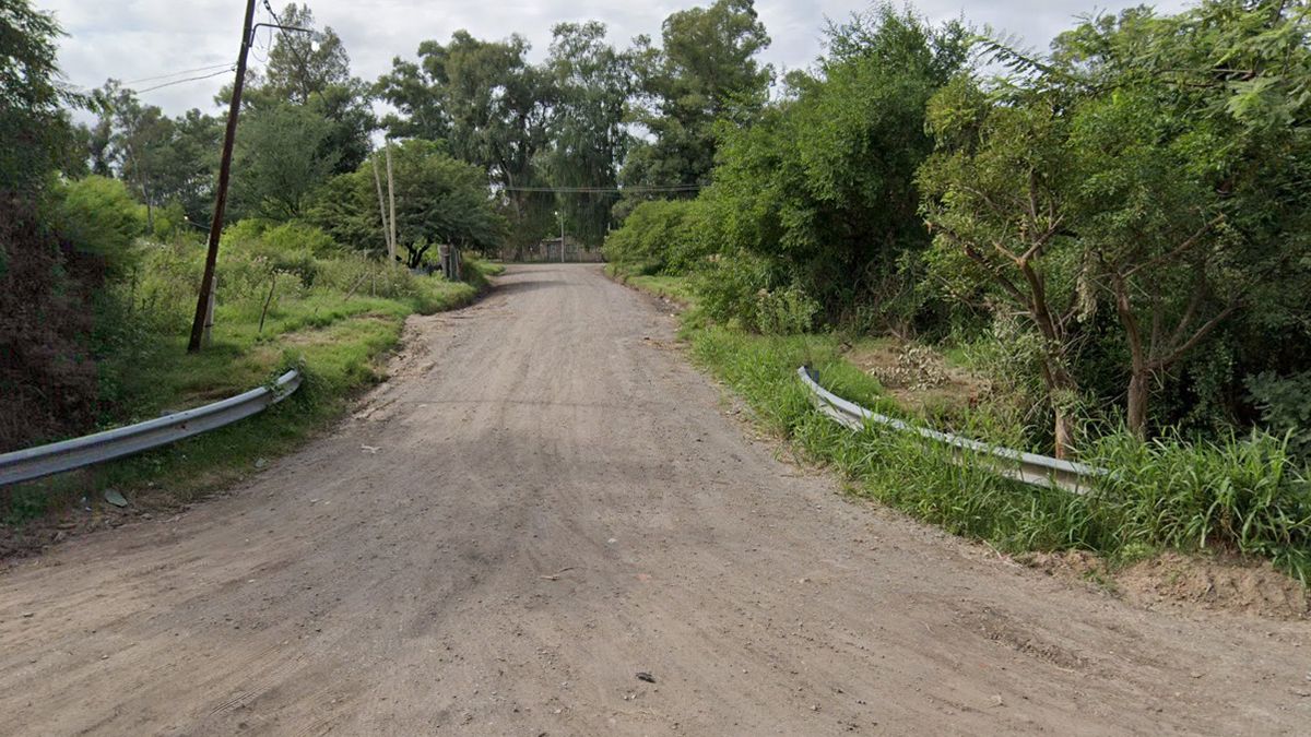 El barrio Costa Azul se encuentra en la zona noreste de Santo Tomé y está a la vera del río Salado.&nbsp;