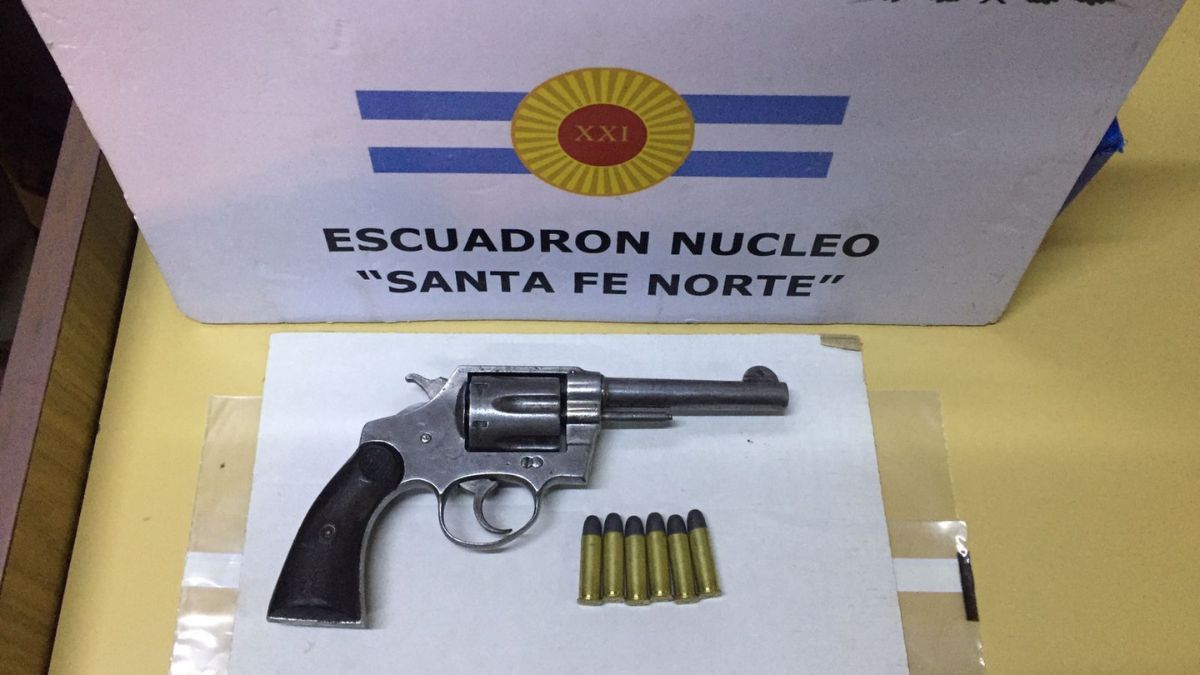 El revólver calibre 38 y las municiones incautadas.