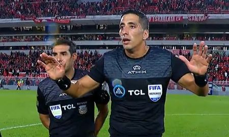 Yael Falcón Pérez se cruzó con los jugadores de Independiente y les explicó por qué sancionó un penal polémico a favor de Racing. Yael Falcón Pérez se cruzó con los jugadores de Independiente y les explicó por qué sancionó un penal polémico a favor de Racing.