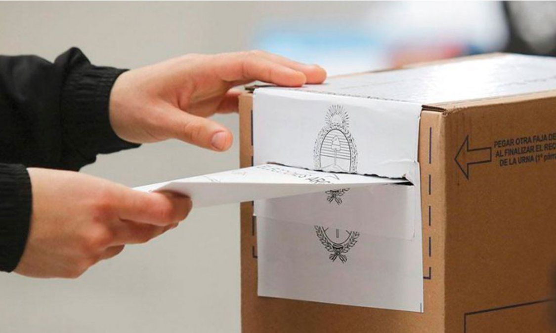 En una primera instancia de votación para categorías nacionales, los electores deberán ingresar al cuarto oscuro y elegir una boleta partidaria o votar en blanco.