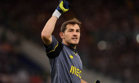 Tras 20 temporadas como profesional, Iker Casillas anunció su retiro a través de un anuncio en redes sociales. Tras 20 temporadas como profesional, Iker Casillas anunció su retiro a través de un anuncio en redes sociales.